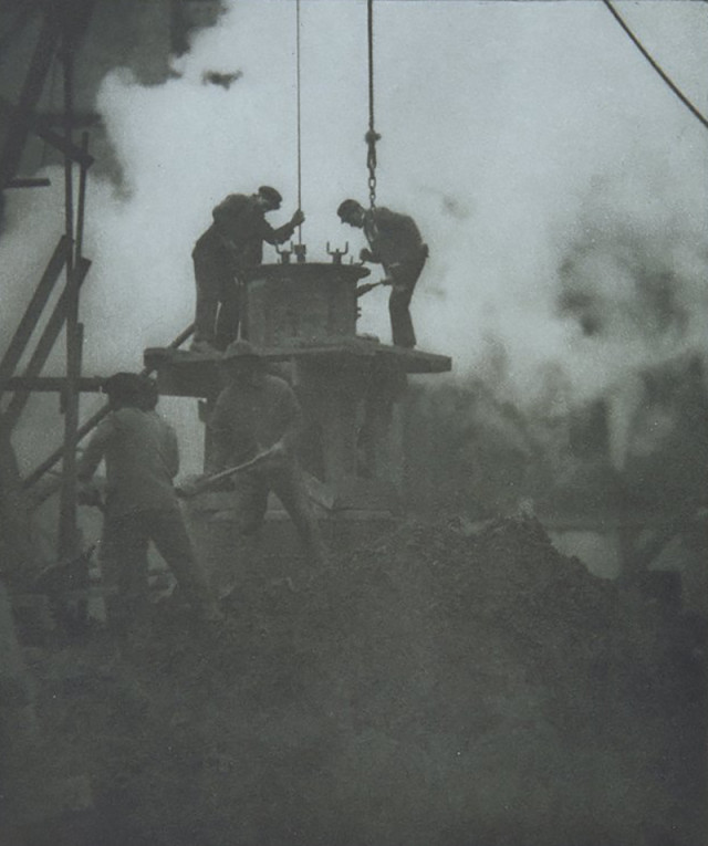 1909 photo of tunnekl builders
